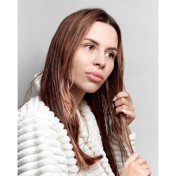 Кокосовое масло для увлажнения и питания сухих волос - Moisturizing Coconut Oil & Quinoa Silky Hair Oil 100 мл